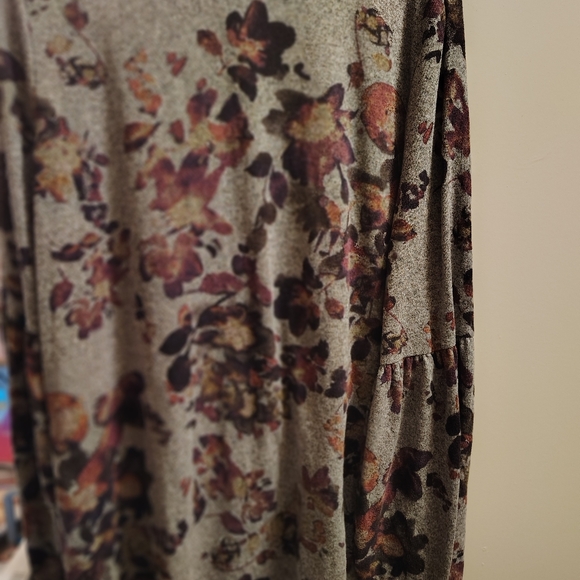 Gray with purple 💜 🟣 flowers andlong sleeve size extra large - Picture 5 of 7